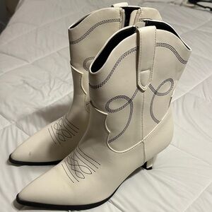Universal Thread Cream Heeled Boots